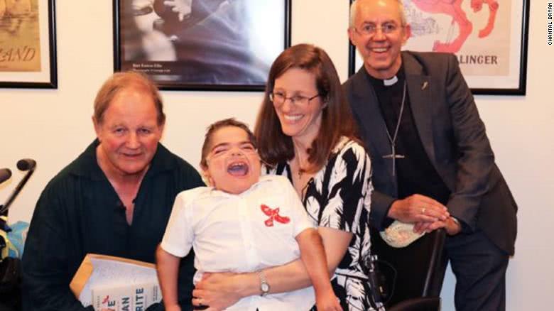 12岁男孩患脑瘫只能坐轮椅，如今竟靠眼睛写了一本书