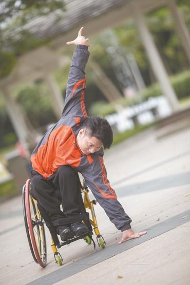 “飞翔”的轮椅舞者